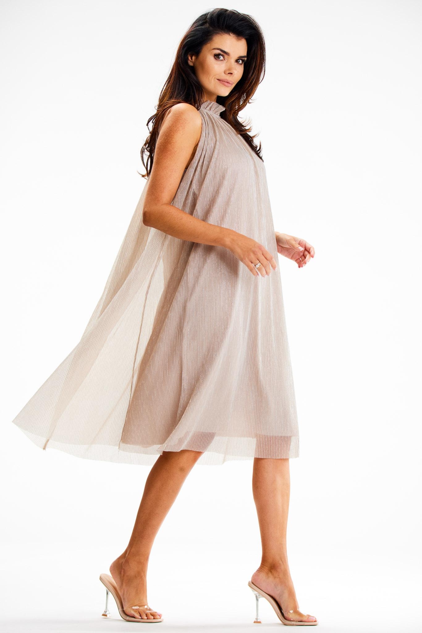 Luźna błyszcząca sukienka na stójce - beżowa - Rozmiar: XL