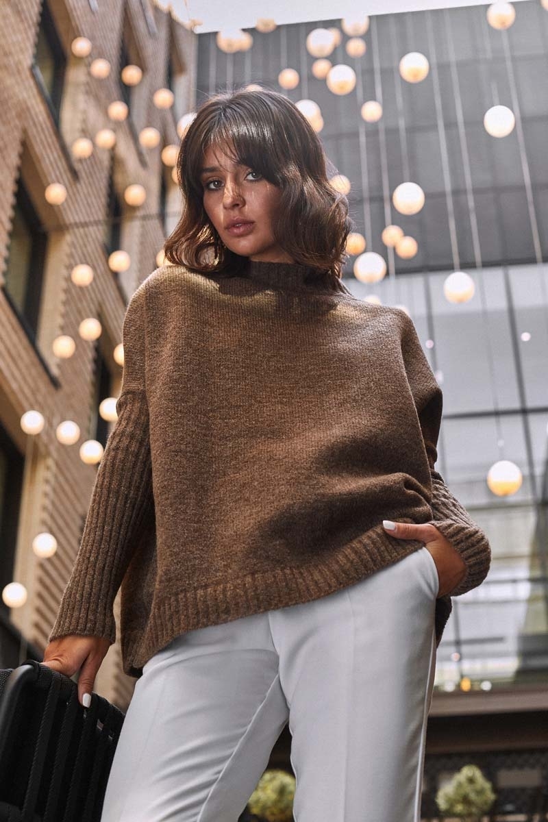 Sweter oversize z niewielką stójką - karmelowy