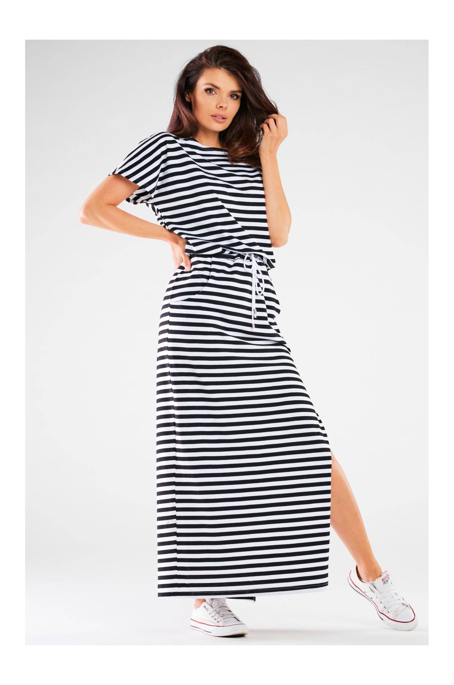 Długa dzianinowa sukienka z rozcięciem - czarne paski - Rozmiar: XL