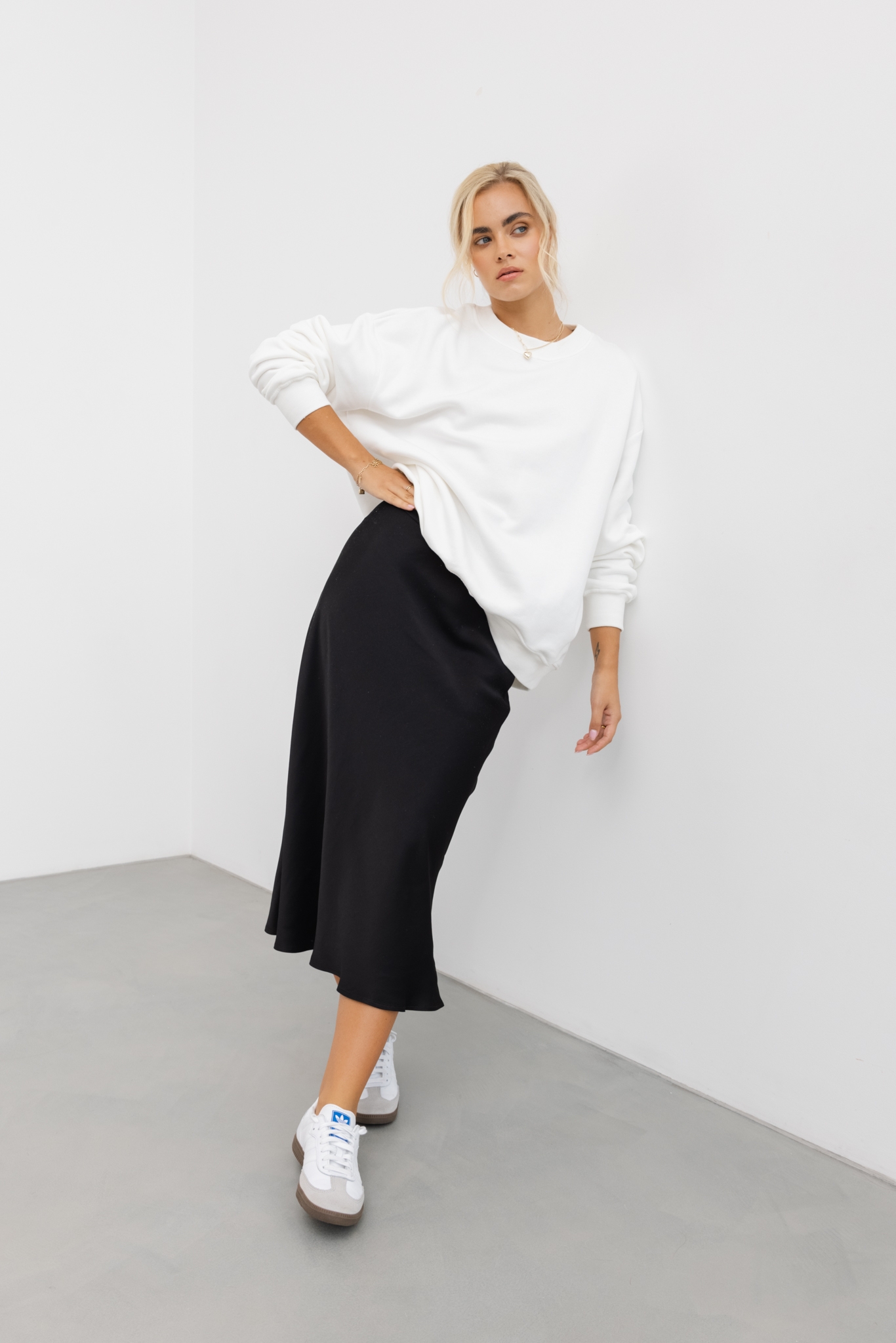 SATYNOWA SPÓDNICA JULIA CZARNA XS - Flawless