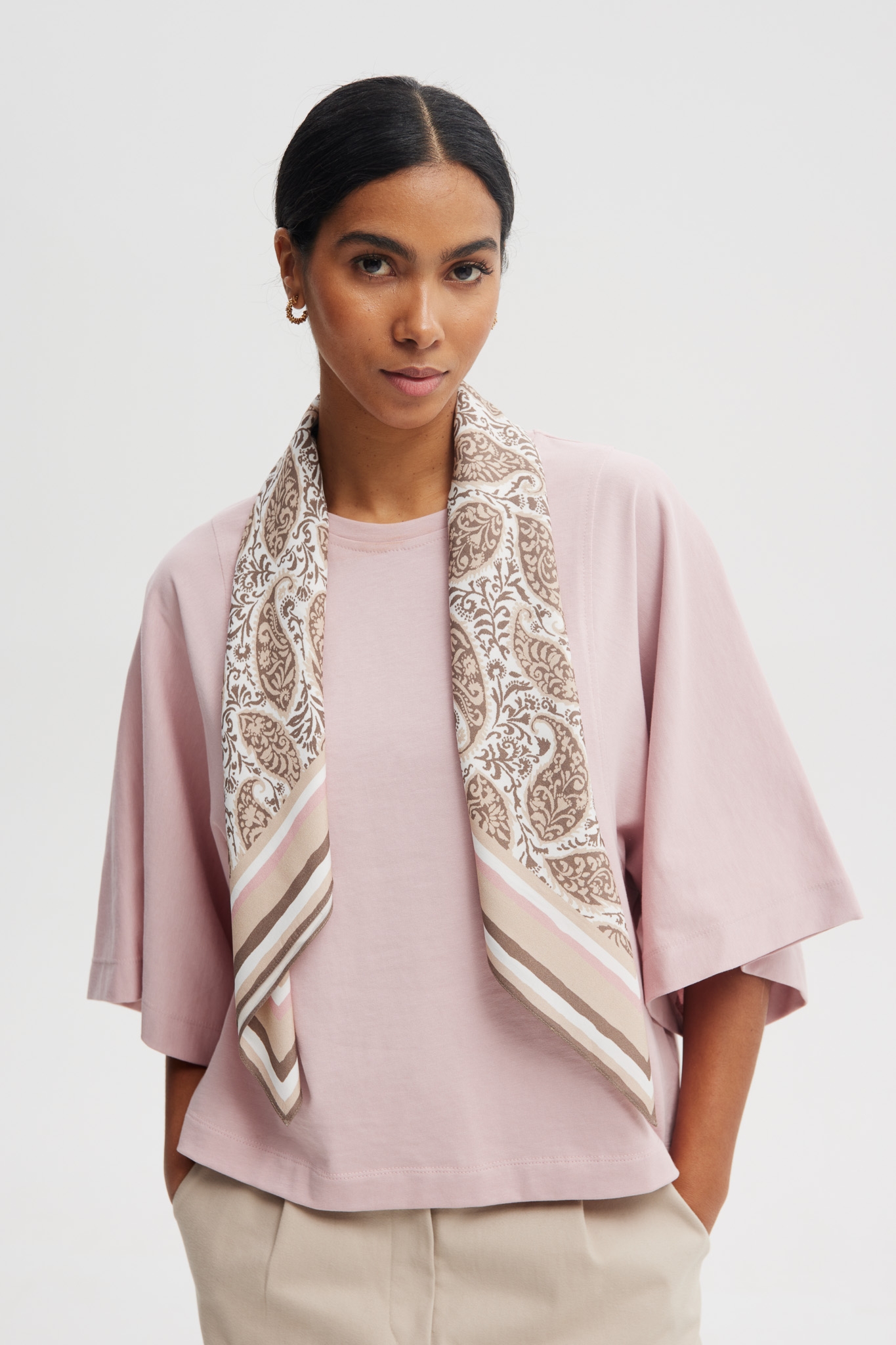 APASZKA ZOE BEŻOWO-BIAŁA One size - Flawless