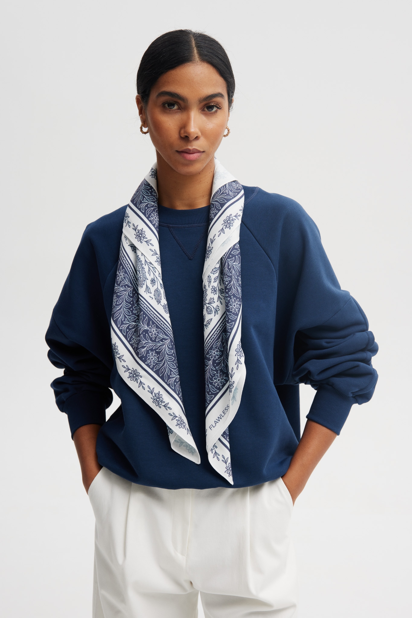 APASZKA ZOE GRANATOWO-BIAŁA One size - Flawless