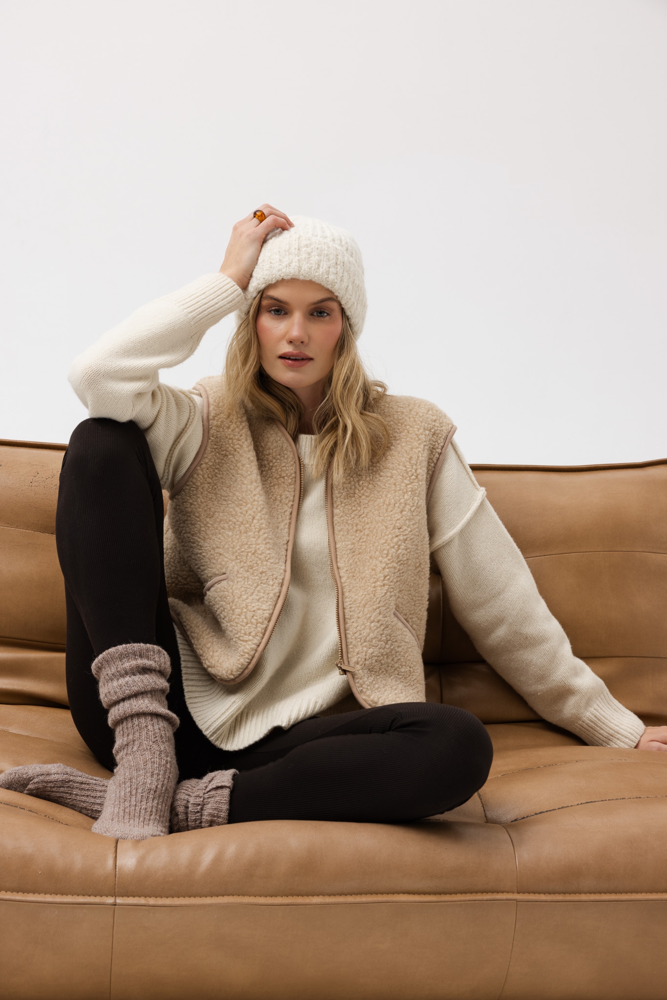 WEŁNIANA KAMIZELKA TEDDY BEŻOWA M - Flawless