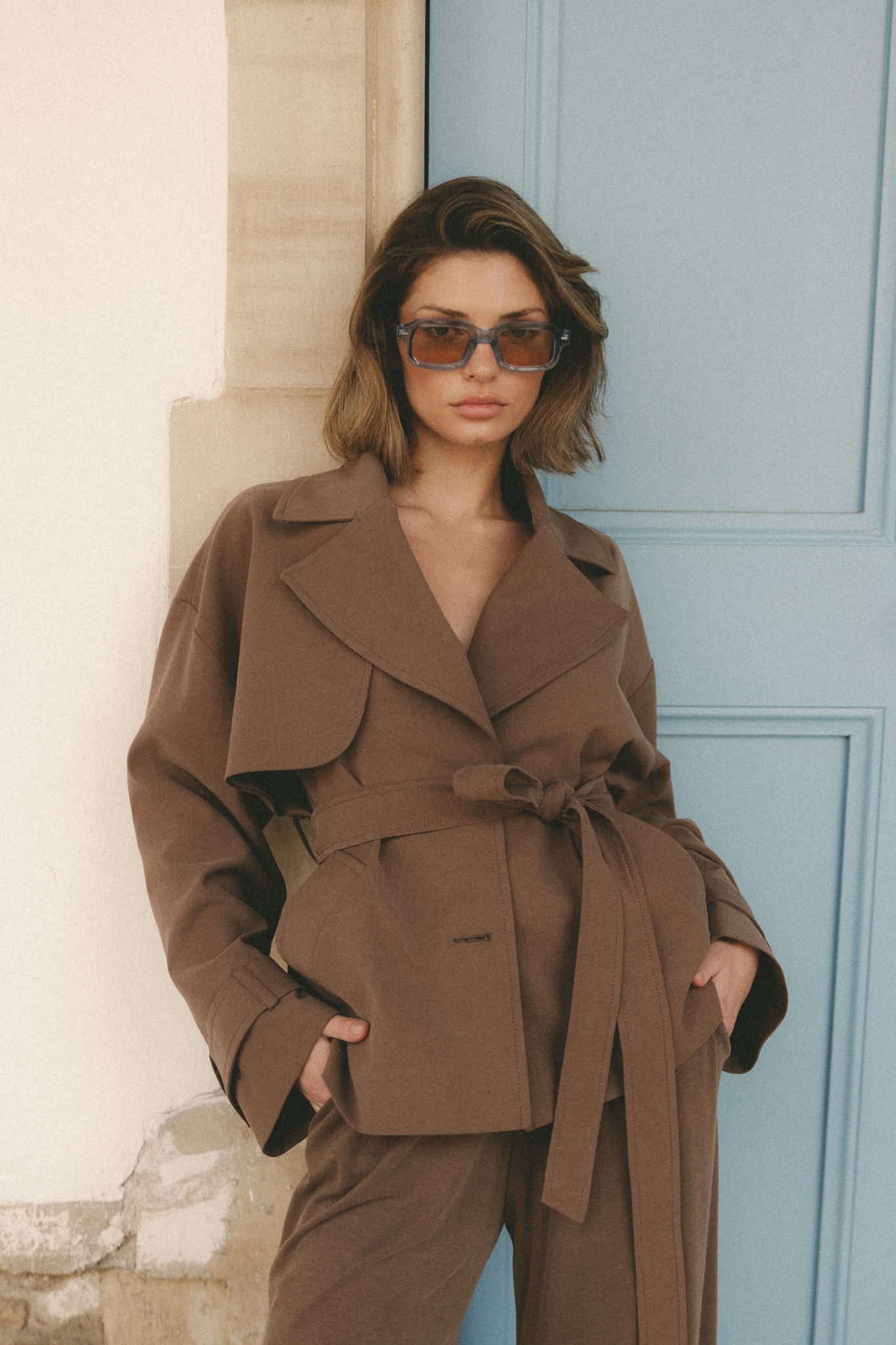 KRÓTKI TRENCZ SONIA BRĄZOWY M - Flawless