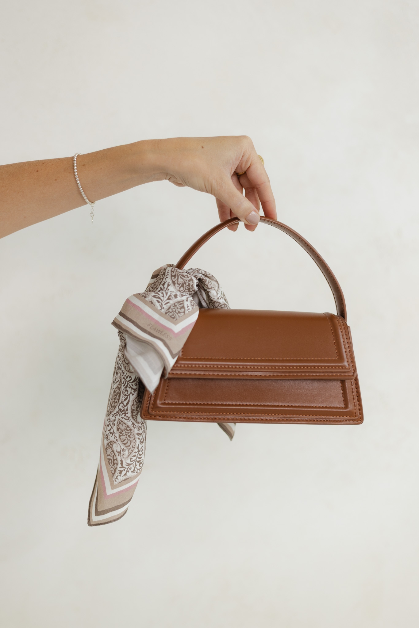 APASZKA GIGI BEŻOWO-BIAŁA One size - Flawless