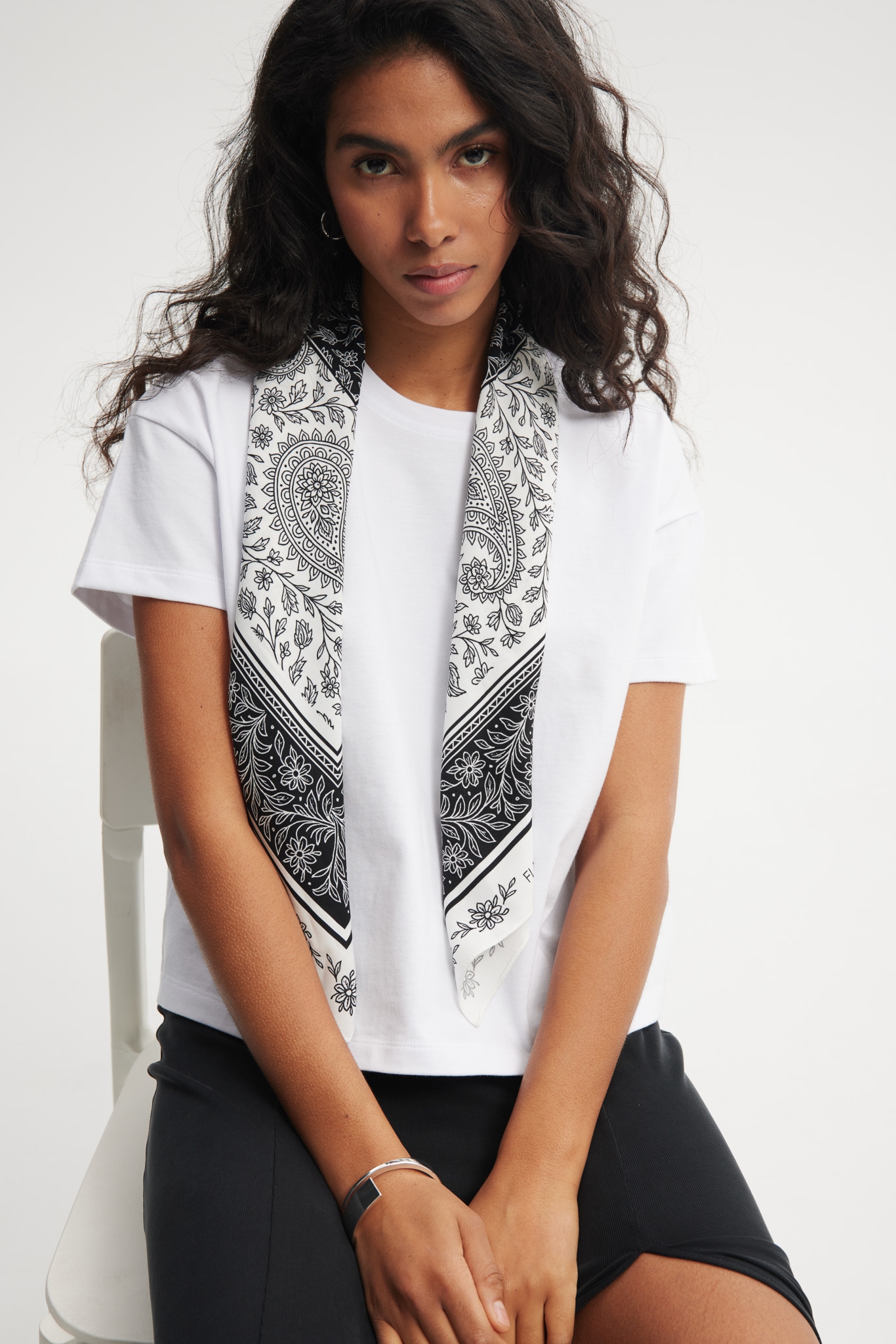 APASZKA ZOE CZARNO- BIAŁA One size - Flawless