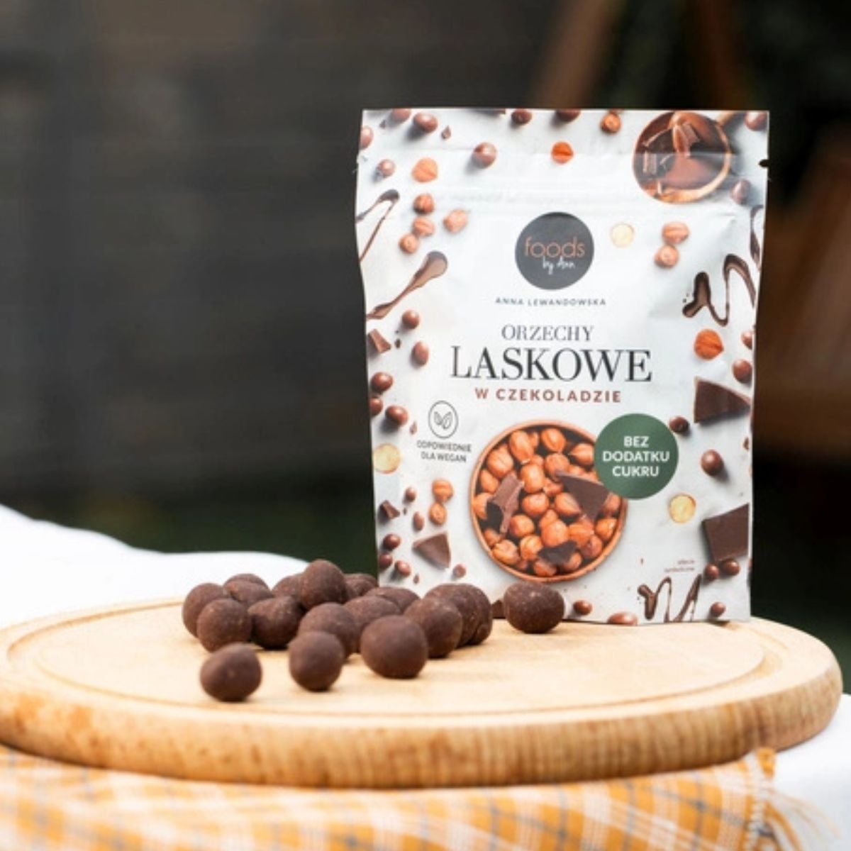 Foods by Ann Orzechy laskowe w czekoladzie 75 g