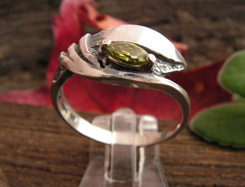 Image of LUNA - srebrny pierścionek z oliwinem