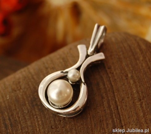 ESSCO - srebrny z wisiorek z perłami