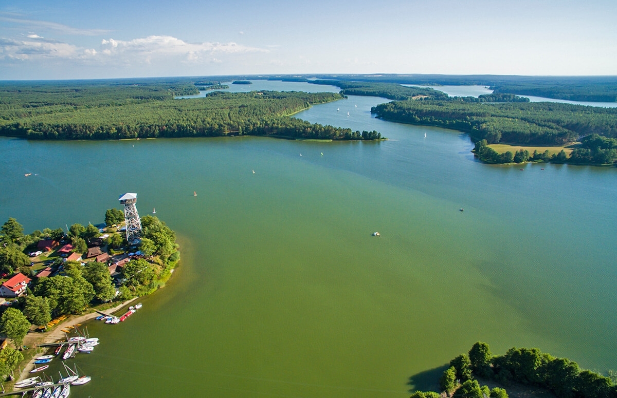 Image of Lot paralotnią nad jeziorem - Kaszuby