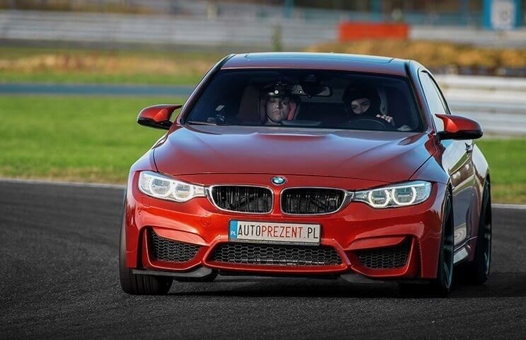 Image of Przejazd sportowym BMW po torze 2 okrążenia