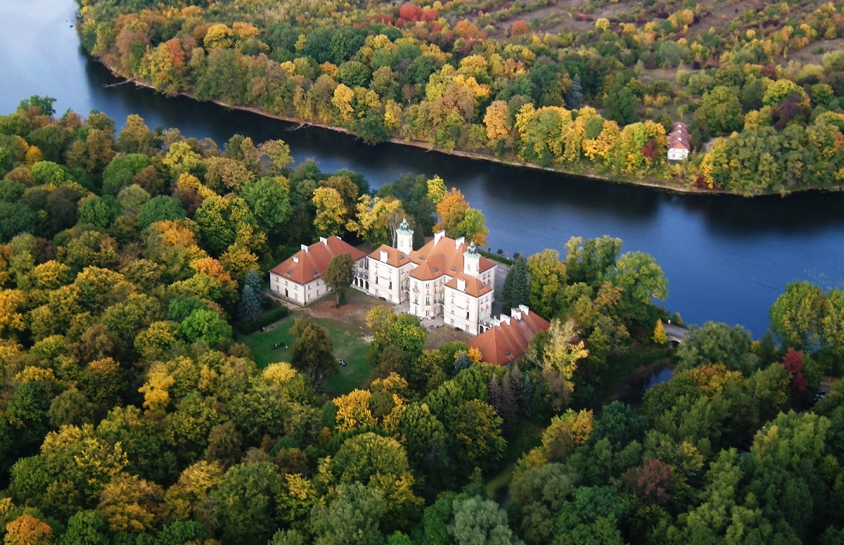 Image of Lot motolotnią nad Pałacem w Otwocku Wielkim