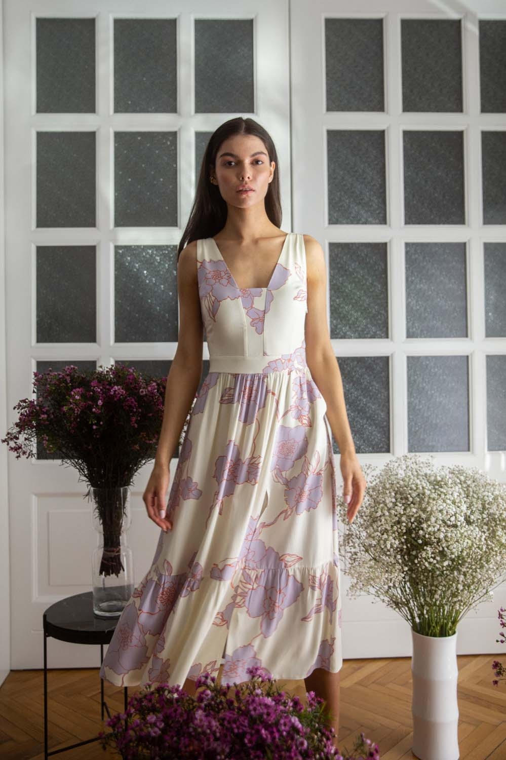 Midi sukienka na ramiączkach z kwiatowym nadrukiem - model 3