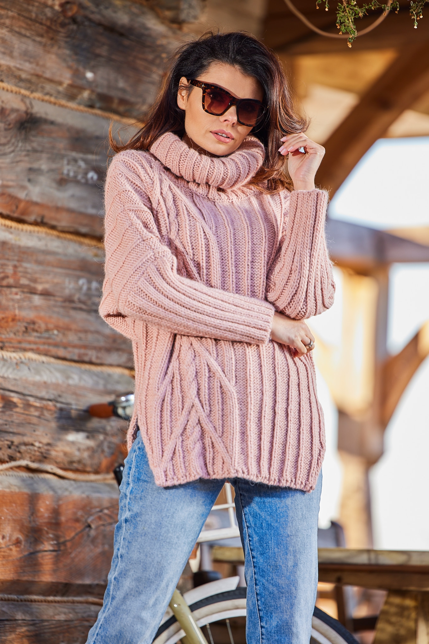 Image of Sweter Oversize z Golfem - Różowy