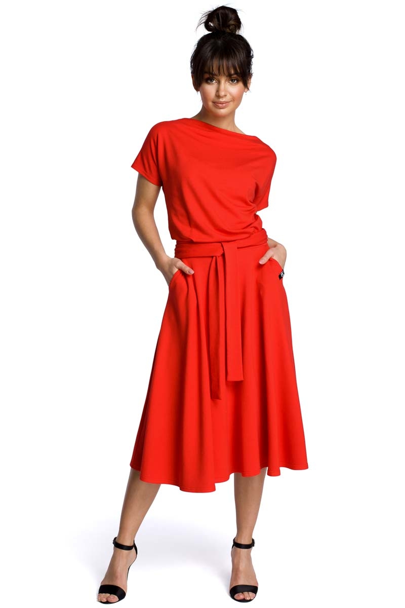 Czerwona midi sukienka z szerokim dołem