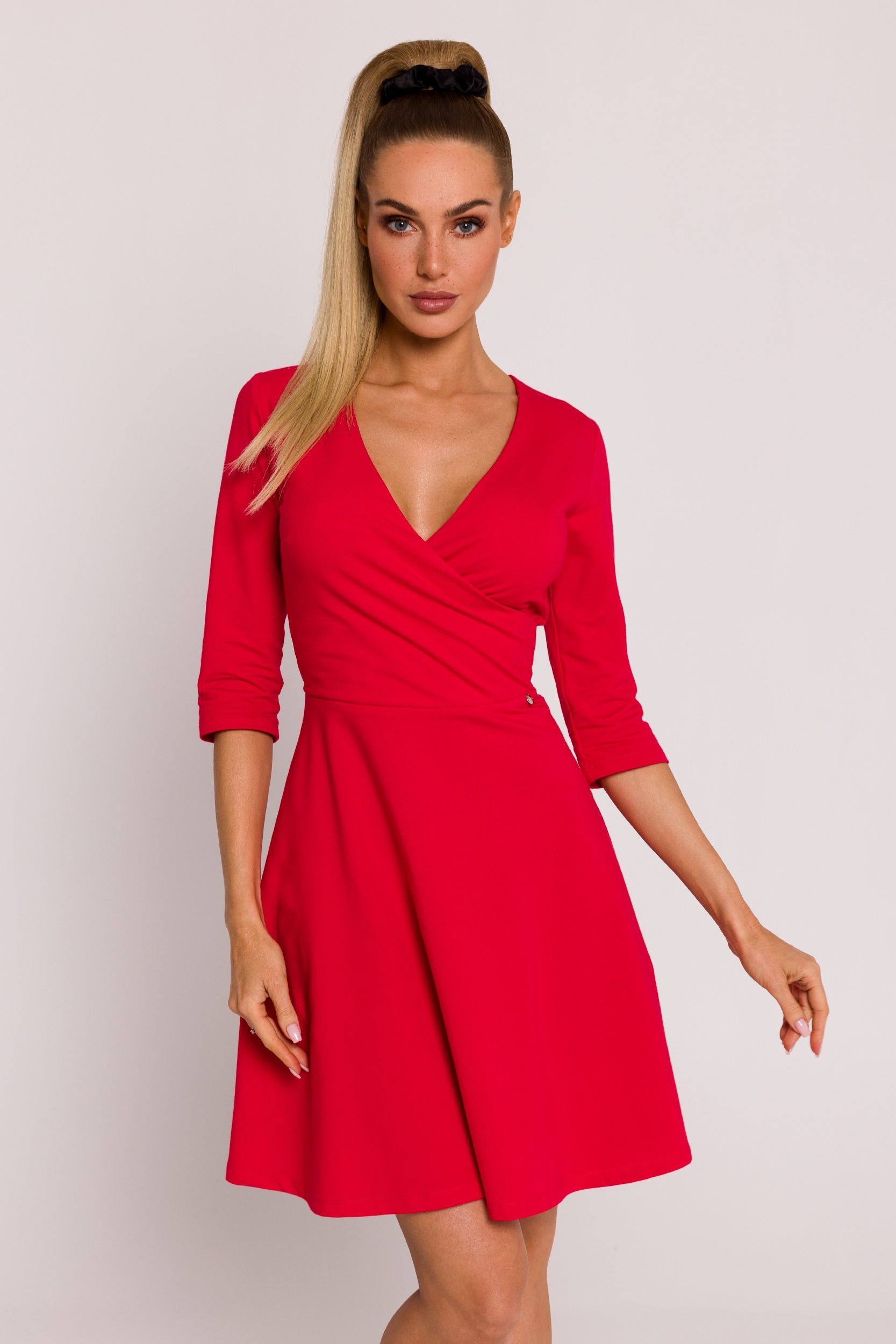 Image of Czerwona Mini Sukienka z Dekoltem i Zakładkami