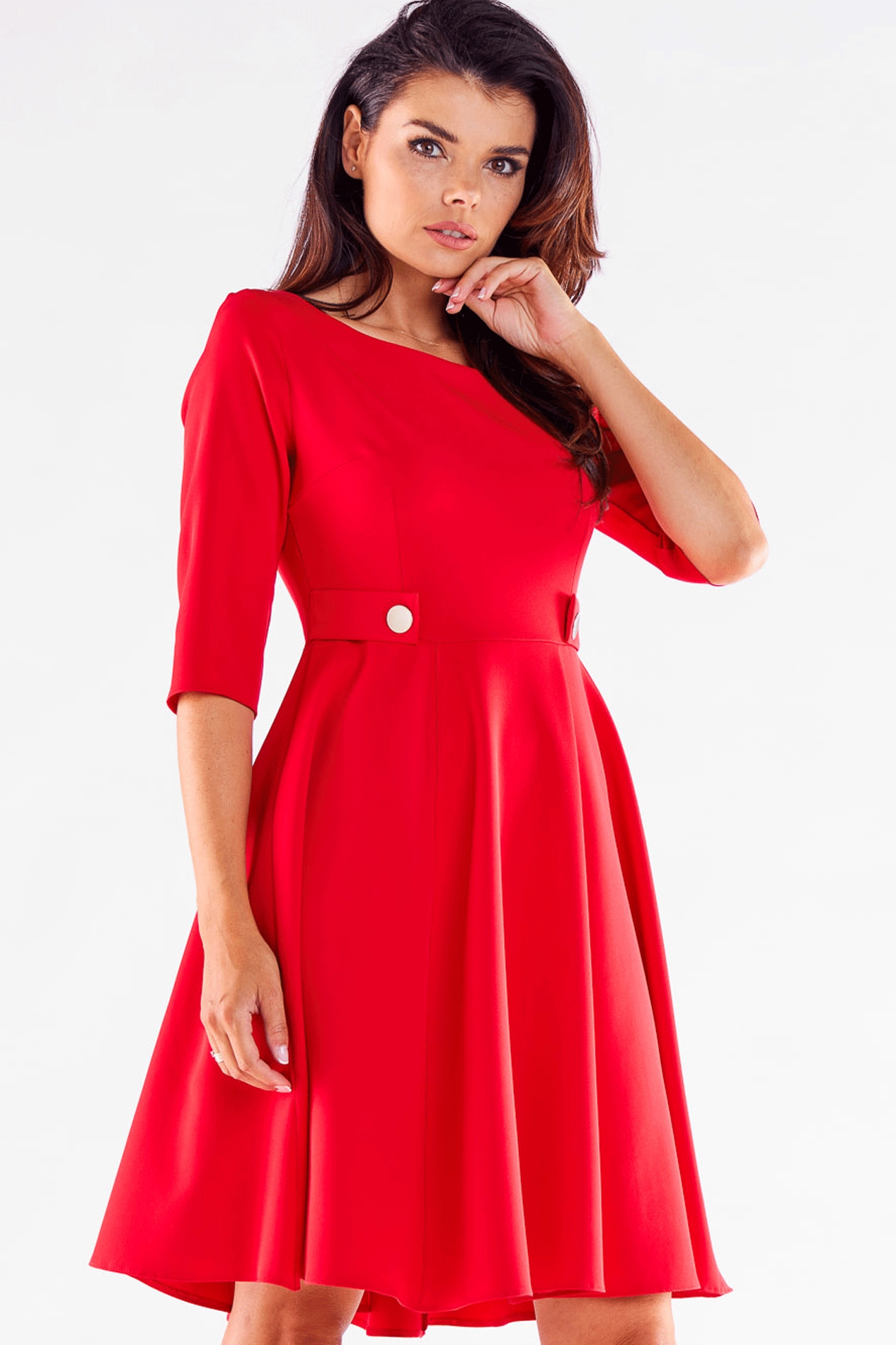 Image of Rozkloszowana Sukienka z Ozdobnymi Guzikami w Pasie - Czerwona