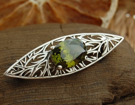 Image of OLENA- srebrna broszka z oliwinem