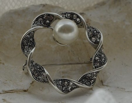 Image of BEATA - srebrna broszka z perłą i kryształkami