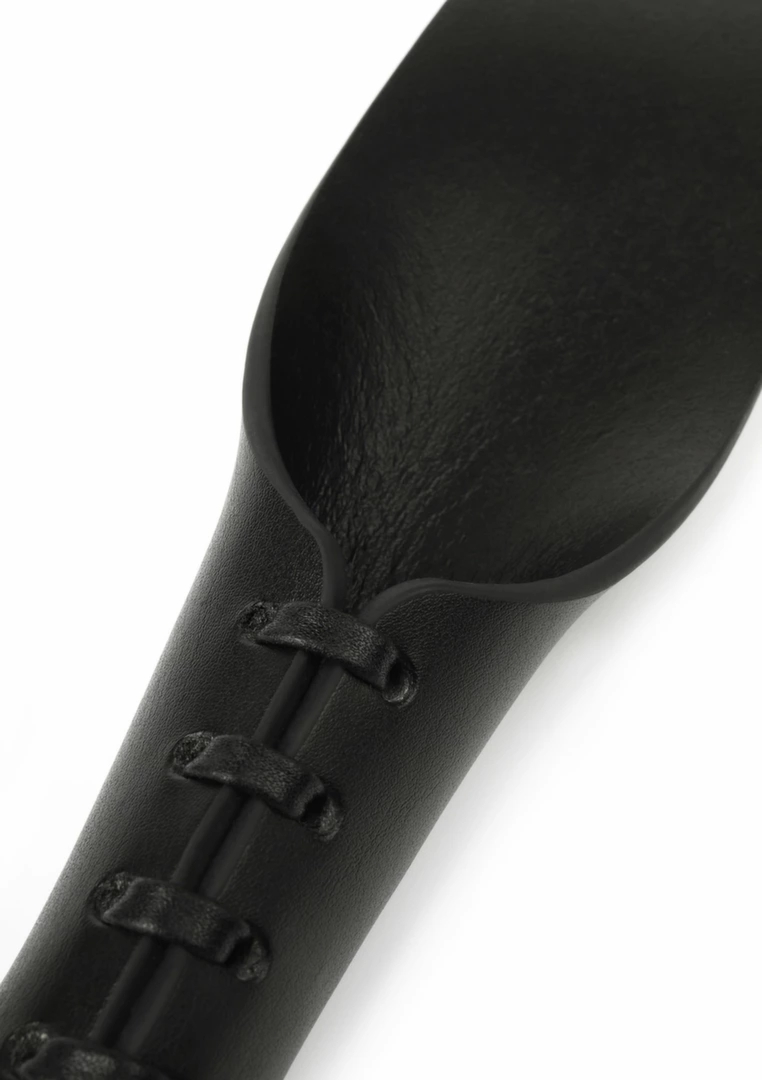 Hidden Desire Genuine Leather Slapper II skórzany model z ozdobnym sznurowaniem, czarny