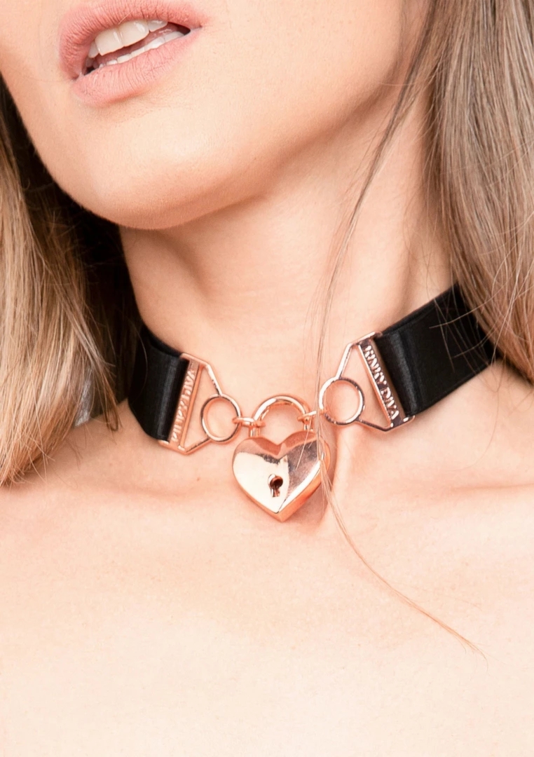 Kinky Diva Necklace Plus Heart czarny naszyjnik z zawieszką serce i regulowanym zapięciem