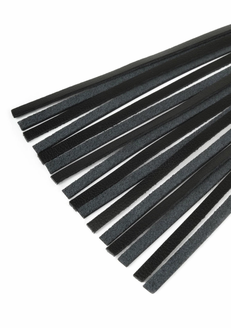 Hidden Desire Masters skórzany flogger z naturalnej skóry, czarny, ergonomiczna rączka