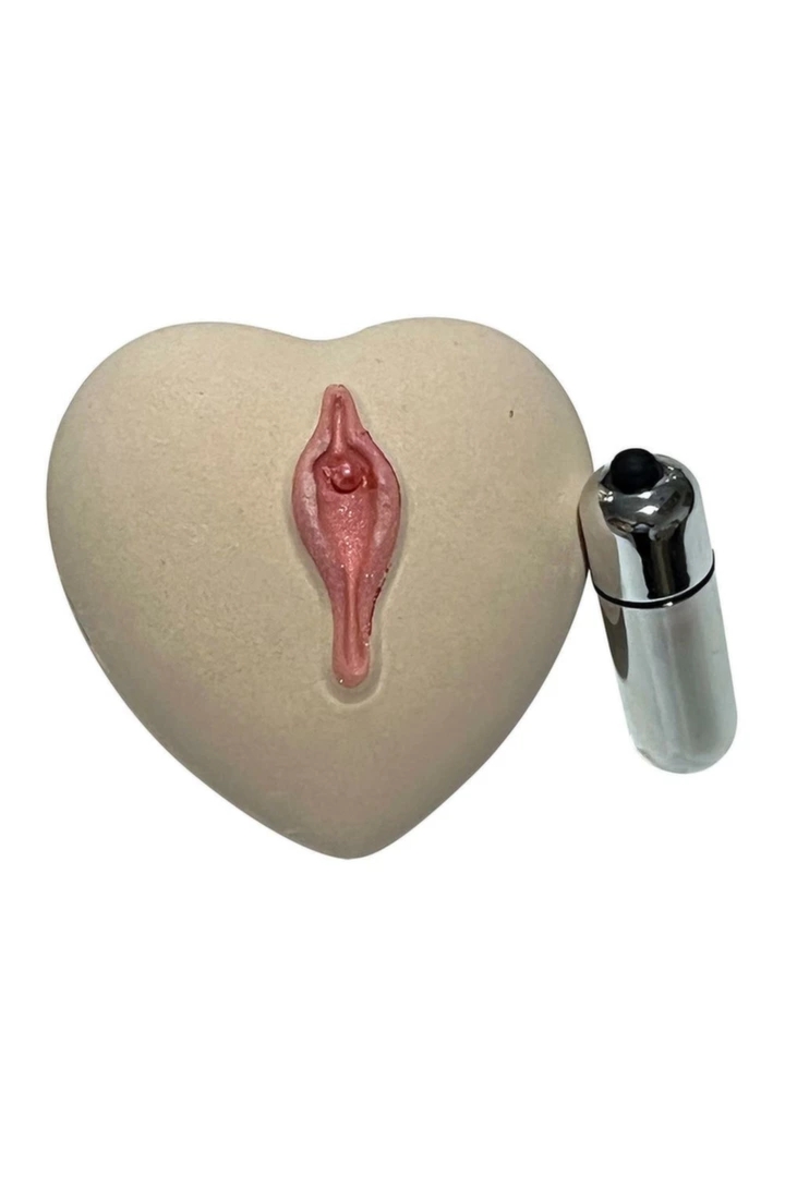 LOVE YOUR PUSSY Bath Bomb serce Peach Bellini 190g z mini maszyną intymną w środku