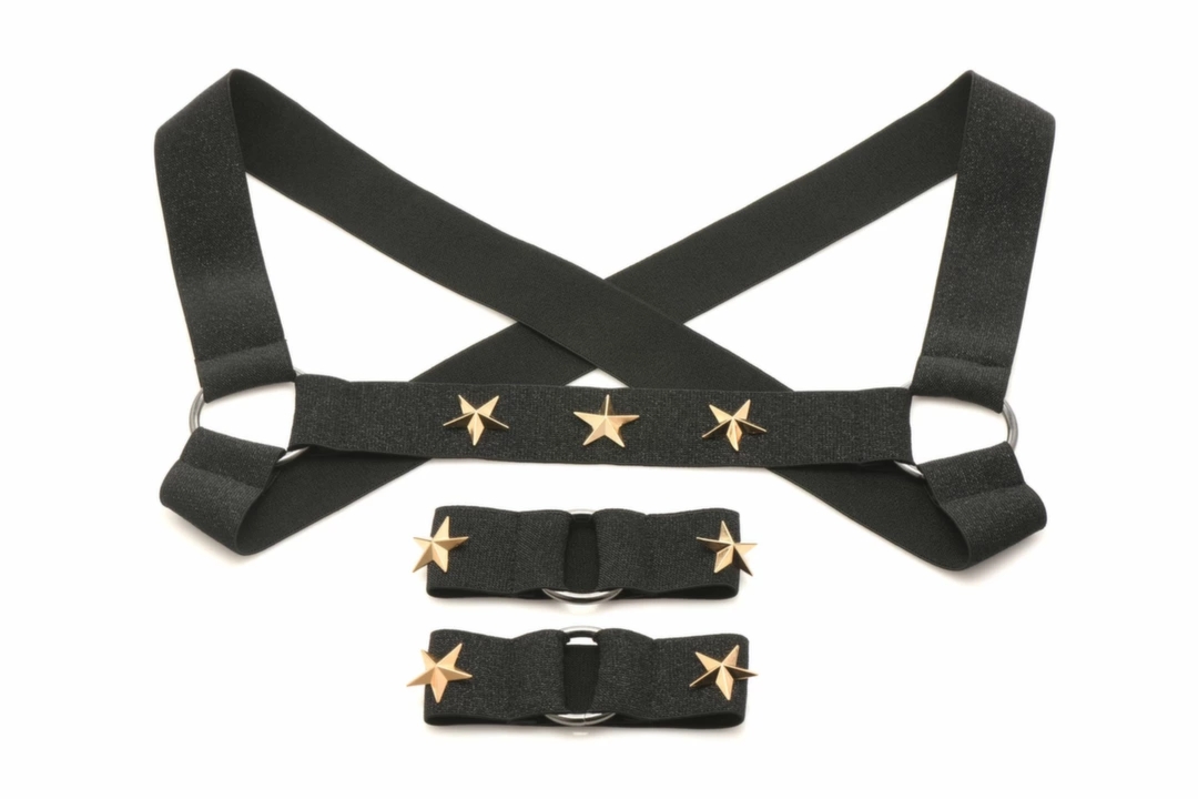 XR Brands Chest Harness Czarny – Uprząż z Opaskami na Ramiona i Metalowymi Ozdobami