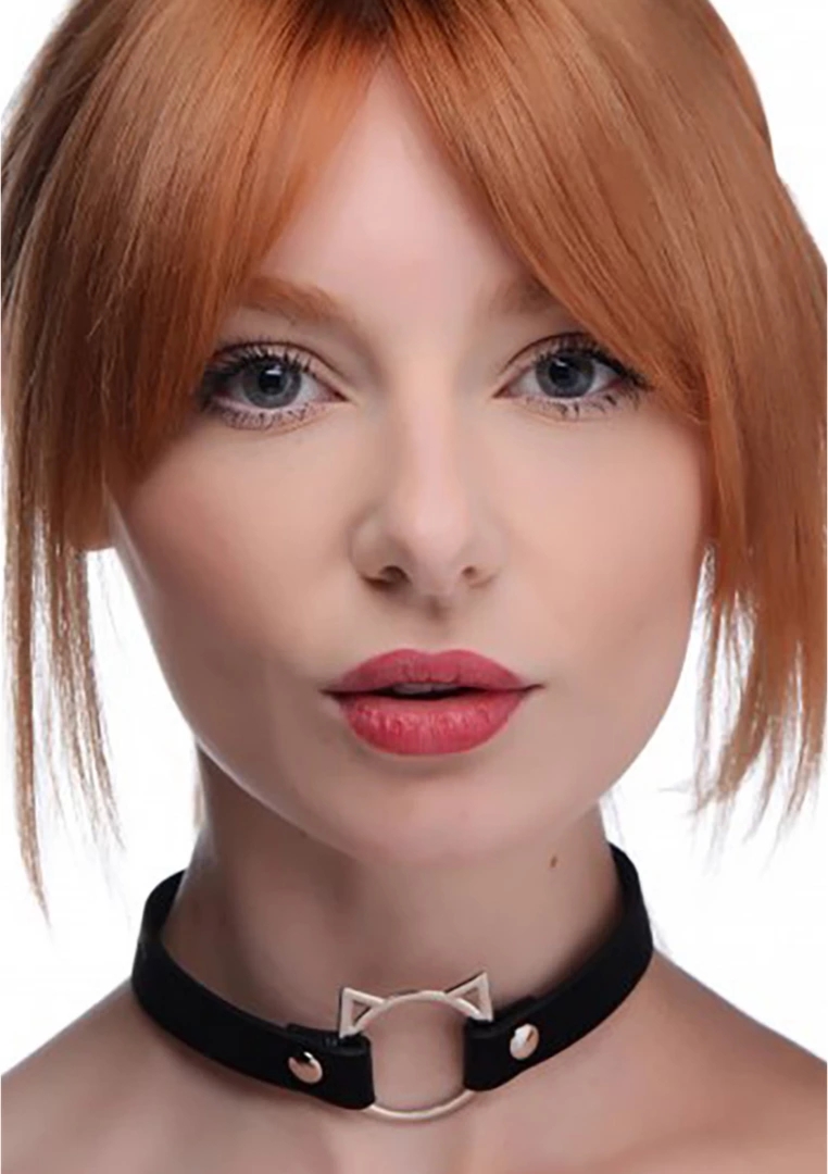 XR Brands Slim Kinky Kitty Ring Choker skórzany, regulowany, czarny z metalowym pierścieniem