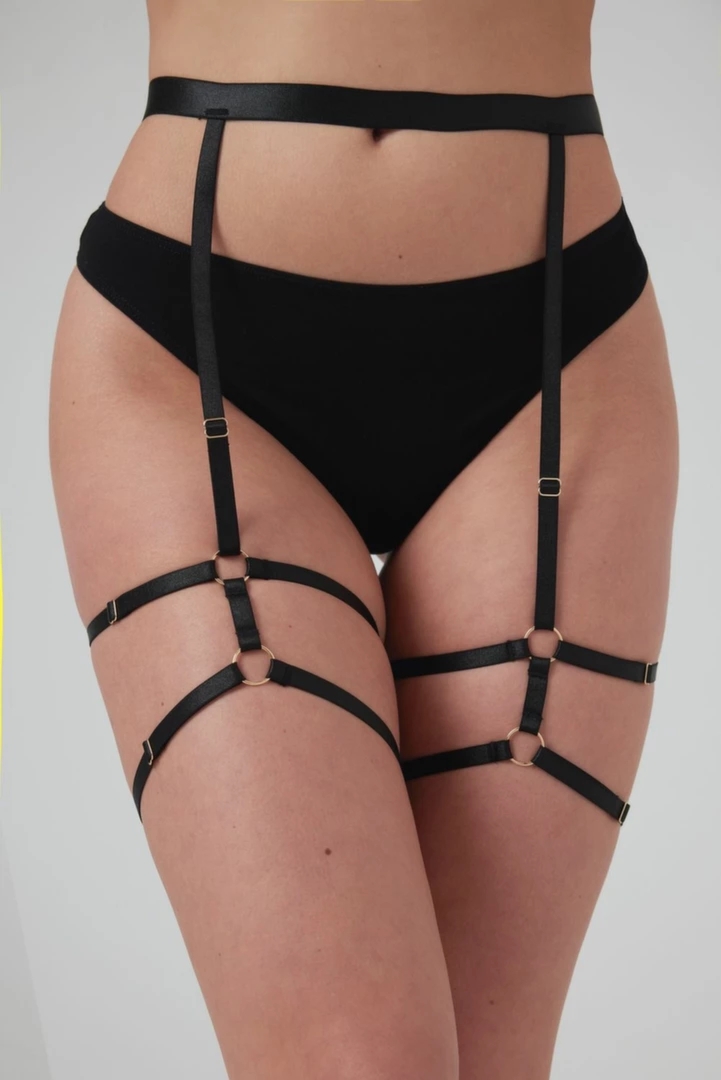 BeWicked Strappy Garterbelt Blushing Black – regulowany pas do pończoch z paskami i złotymi akcentami