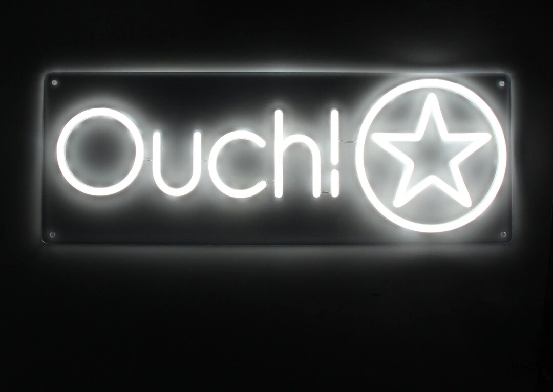 Shots LED Neon Ouch! – podświetlany szyld dekoracyjny EU 45x22cm, zestaw montażowy