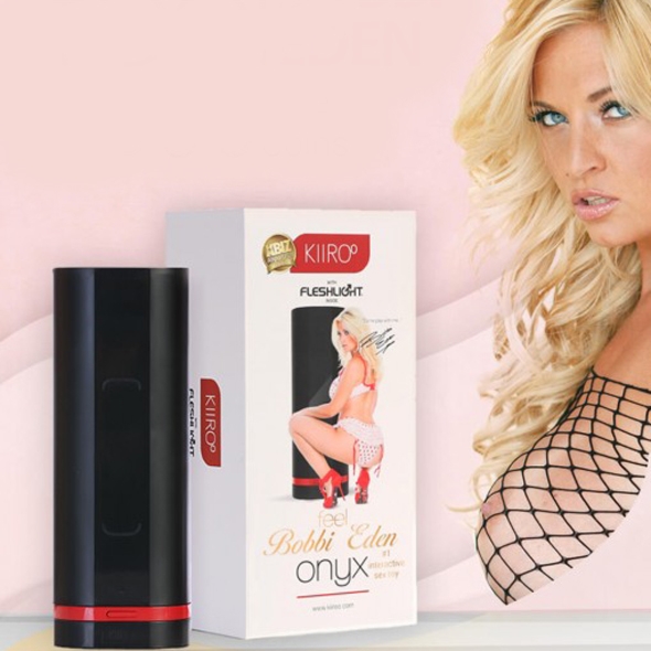 SexShop - Masturbator teledildoniczny - Kiiroo Onyx Teledildonic Masturbator cyberseks Bobbi Eden