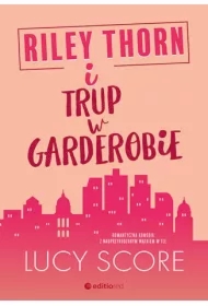 Riley Thorn i trup w garderobie