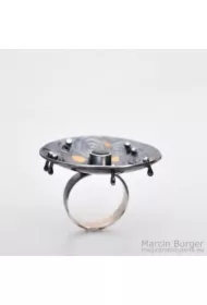 Pierścień z granatem i ruchomymi kuleczkami