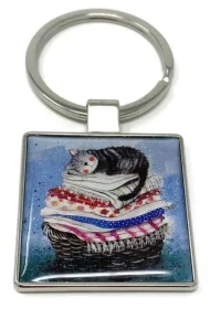 Brelok do kluczy K03 Kot na koszu z praniem