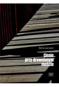 Cienie przy drewnianym moście