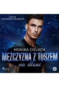 Mężczyzna z tuszem na dłoni