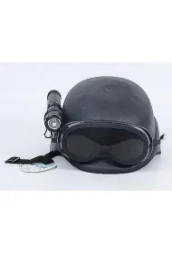 Hełm policyjny z latarką