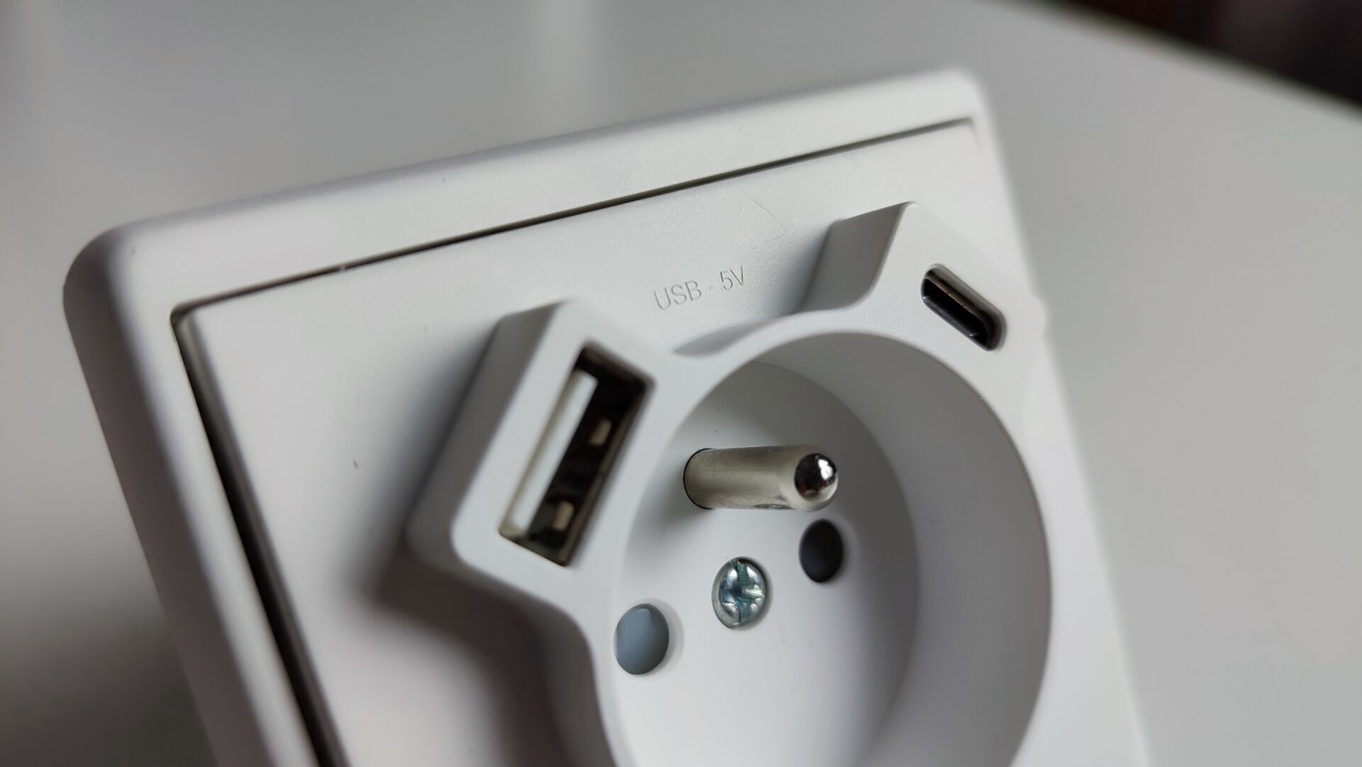 APOLO 5000 Efapel gniazdo z uziemieniem + USB A + USB C z ramką - Biały mat