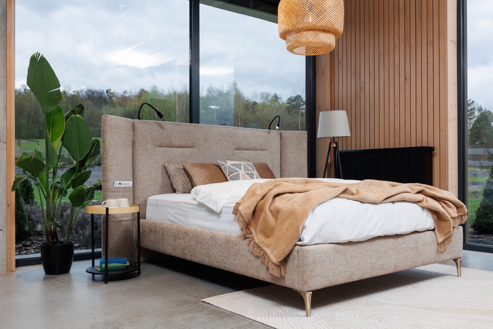 Łóżko z pojemnikiem i regulowanym wezgłowiem typu uszak Monte