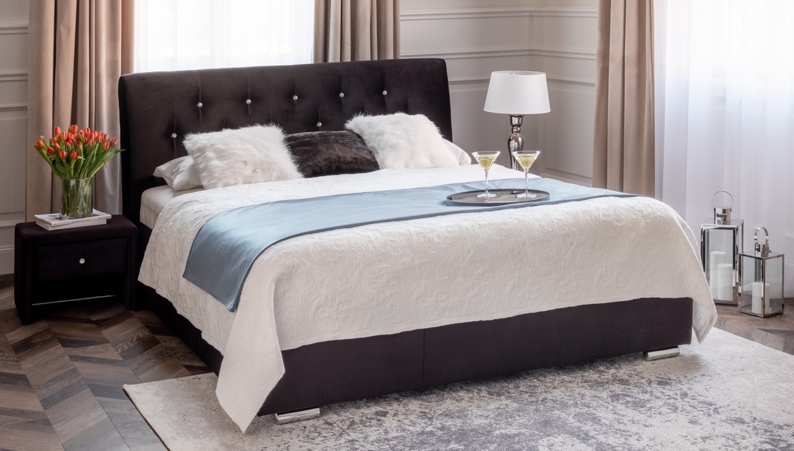 Tapicerowane łóżko z zagłówkiem z kryształkami Amore