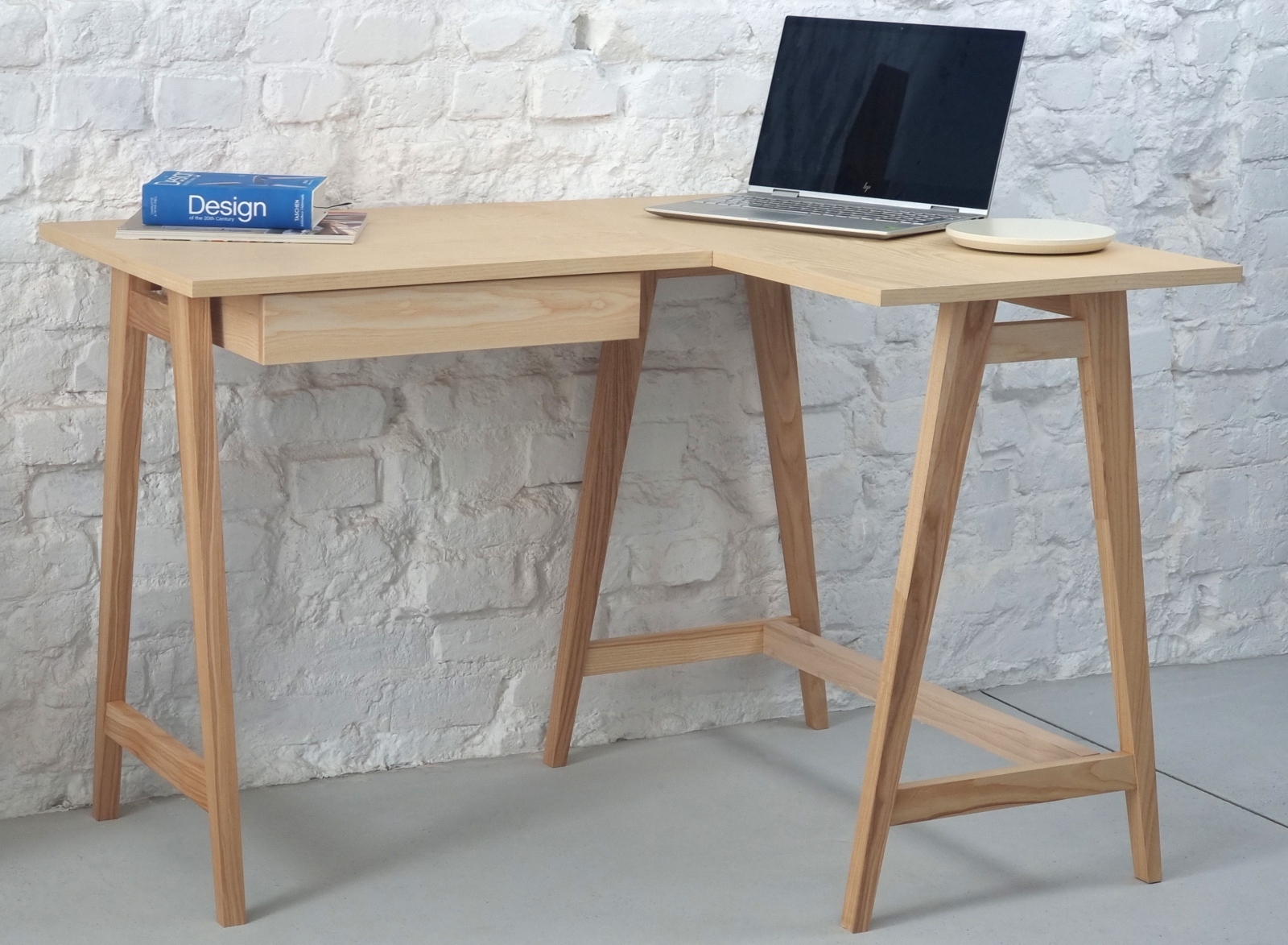 Biurko narożne z fornirowanym blatem jesionowym Luka 115