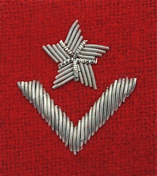 Stopień Wojska Polskiego haftowany bajorkiem do beretu szkarłatnego - młodszy chorąży