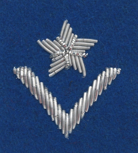 Stopień Wojska Polskiego haftowany bajorkiem do beretu niebieskiego - młodszy chorąży