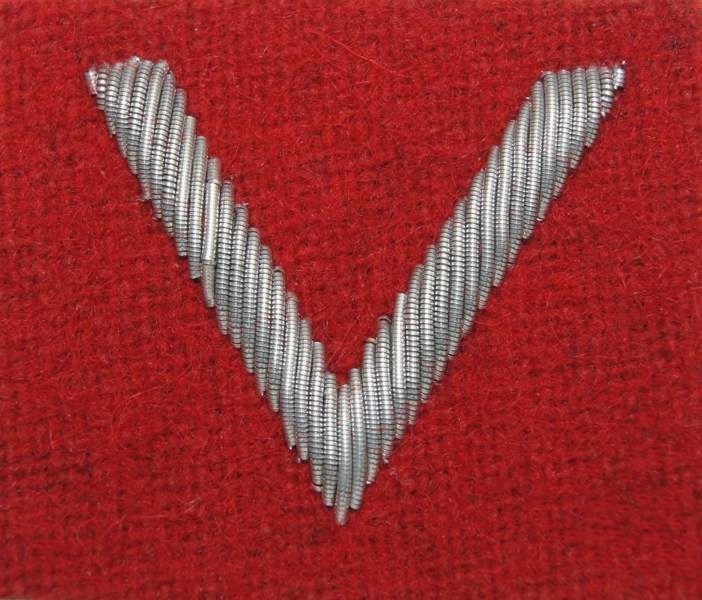 Stopień Wojska Polskiego haftowany bajorkiem do beretu szkarłatnego - sierżant