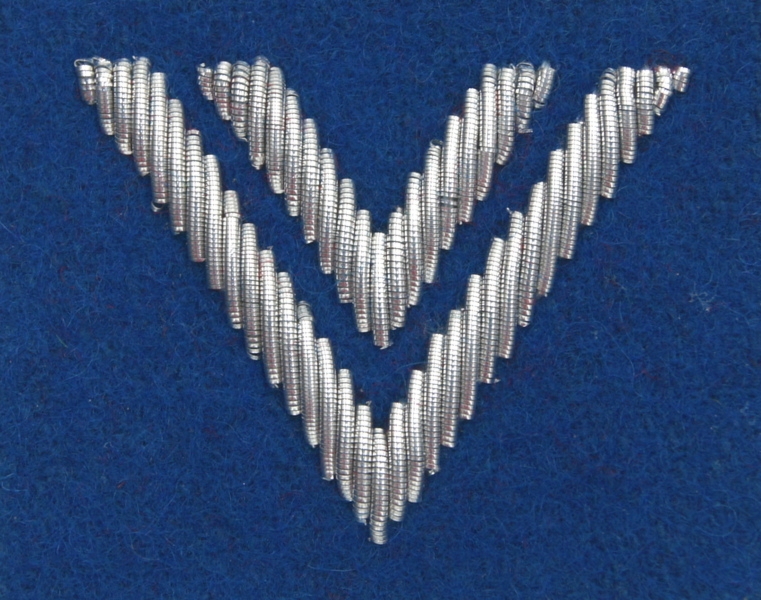 Stopień Wojska Polskiego haftowany bajorkiem do beretu niebieskiego - starszy sierżant