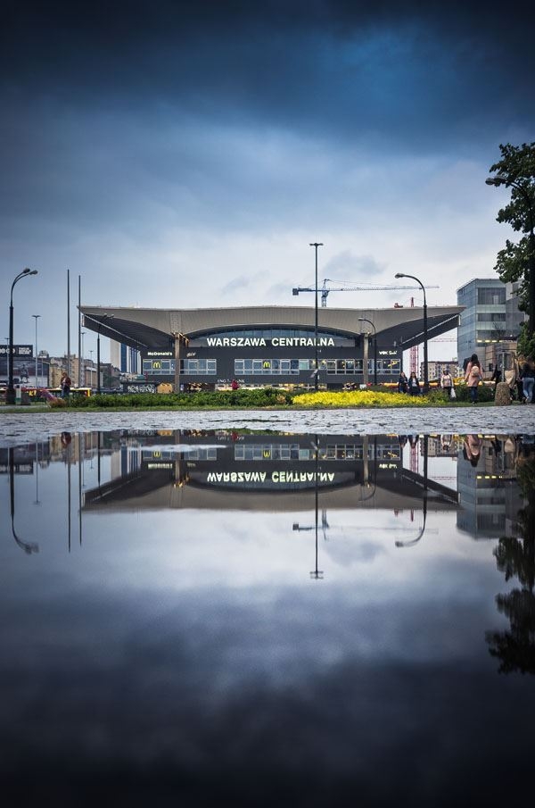 Image of Centralna w kałuży - plakat premium Wymiar do wyboru: 59,4x84,1 cm