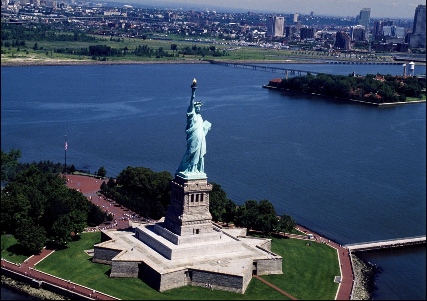 Image of Aerial view of the Statue of Liberty, Carol Highsmith - plakat Wymiar do wyboru: 91,5x61 cm