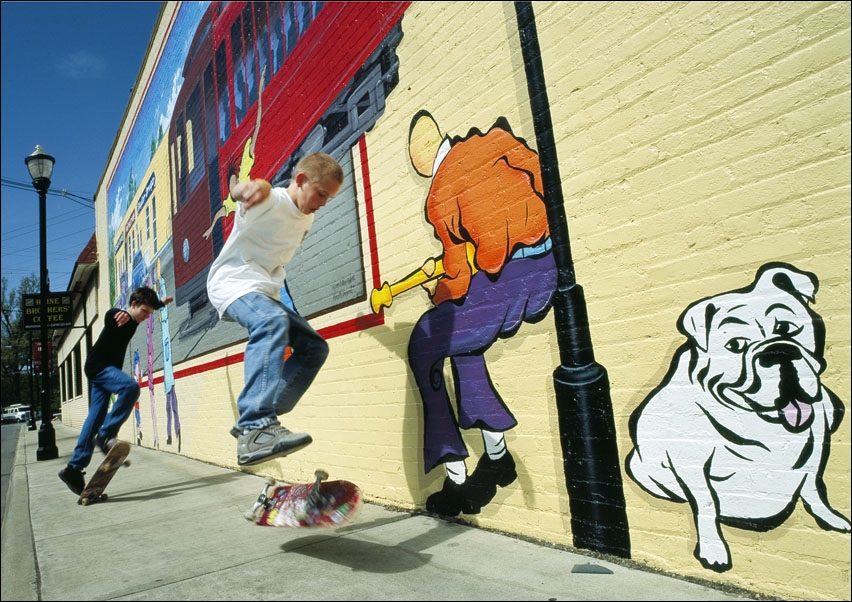 Image of Actual skateboarders mimic those on a street mural, Louisville, Kentucky, Carol Highsmith - plakat Wymiar do wyboru: 50x40 cm