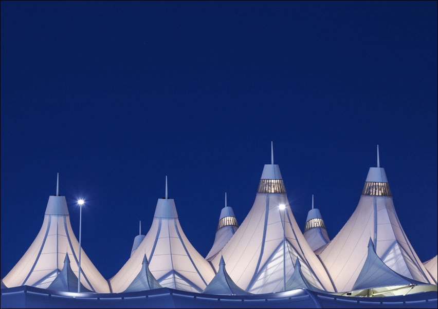 Image of Denver International Airport's peaked roof, outside Denver, Colorado, designed by Fentress Bradburn Architects, Carol Highsmith - plakat Wymiar do wyb